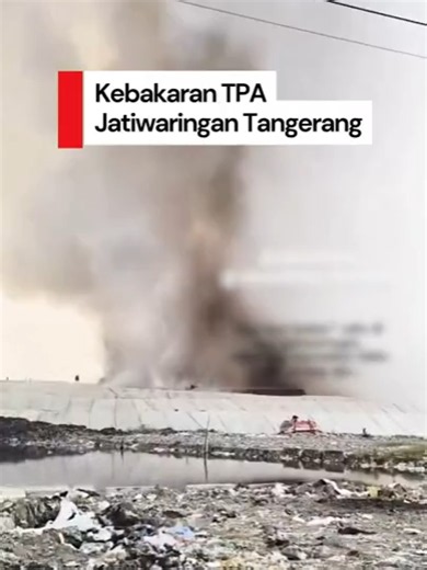 Kebakaran melanda Tempat Pembuangan Akhir (TPA) Jatiwaringin, Kabupaten Tangerang, Banten, Selasa (30/6) sore, Asap tebal membubung di lokasi kebakaran. Dilaporkan 7 unit mobil pemadam dikerahkan ke lokasi. Hingga kini petugas masih melakukan penyemprotan.