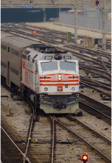 Exploring Metra F40PHM-3 No. 211 in Chicago