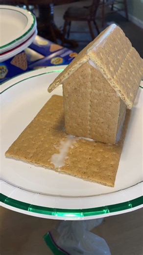 Easy Graham Cracker Gingerbread House Tutorial