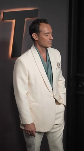2.6M views · 96K reactions | Jude Law’s reaction to Jason Bateman interrupting his photo session  The actors suited up for the New York premiere of Netflix’s Black Rabbit 懶 | HELLO! | Facebook