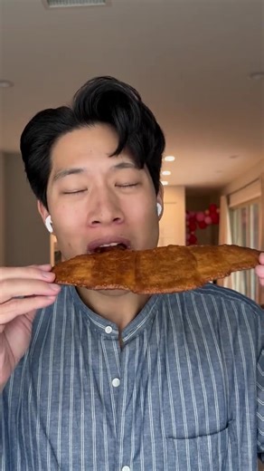 XL Flat Croissant at the Korean Bakery 🇰🇷 | Hungryoc