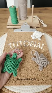Macrameturtels 🐢 You need 6 ×100m Cords and a keychain. #macrame #turtle #macrameturtle #tutorial #DIY #diyvideo #schildkröte #makramee #Summer #summervibes #keychain #anhänger #schlüsselanhänger | Macrame Projects