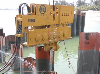 2025 Buyer's Guide: Impact Hammers and Vibratory Drivers - Pile Buck Magazine