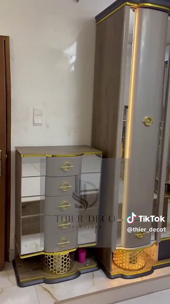 ouvrez cette chambre à coucher élégante et moderne, conçue pour apporter confort, style et luxe à votre maison ✨ Finitions soignées, matériaux de qualité et design qui transforme totalement votre espace. Livraison & montage gratuits pour une installation sans stress. Un choix idéal pour donner une touche haut de gamme à votre intérieur 💛 ⸻ 🔥 Hashtags viraux #ChambreACoucher #MeublesSenegal #DecorationMaison #MeublesEnPromo #Thier_Deco