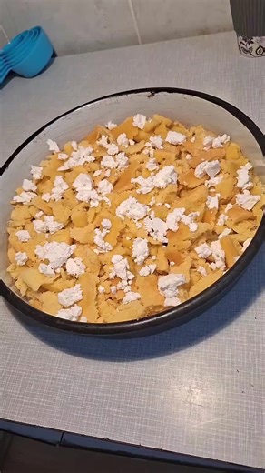 Poparenica po receptu moje bake 😍 Sastojci: 2 šolje kukuruznog brašna 2 šolje belog brašna Pola praška za pecivo So Ulje Priprema: Pomesati suve sastojke sa uljem i vodom i peći u podmazanom plehu. Kada se ispece viljuškom izgnjeciti celu koru i preleti vrelim uljem. Služiti uz sir i kiselo mleko. Prijatno! Za još ovakvih videa lajkujte i zapratite 🥰 #food #viral #viralvideo #fyp #mojdnevnikrecepata #recepti #poparenica