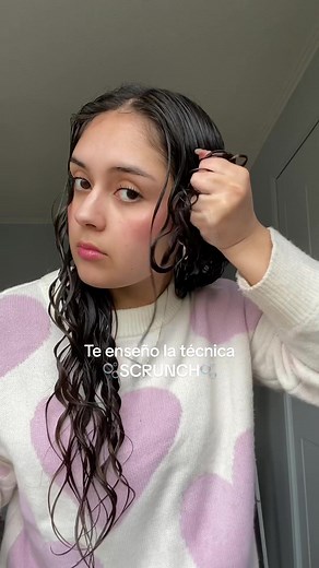 Cómo Definir tu Pelo Ondulado con Técnica Scrunch