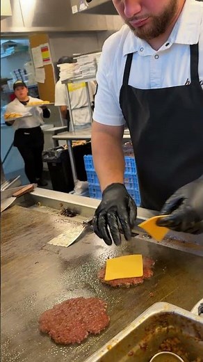 MUST-TRY Burgers in NYC 🔥 Including George Motz!