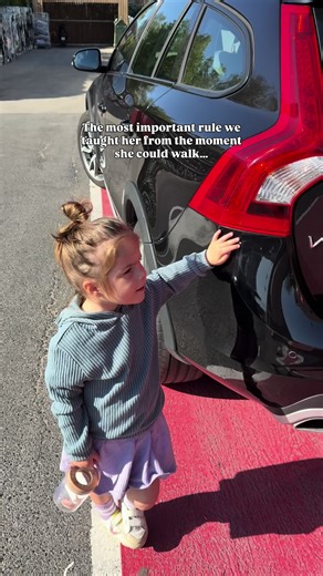 De belangrijkste regel die we haar leerden toen ze begon te stappen… In het begin voelde het wat onwennig, maar intussen is het voor Mila een vaste gewoonte geworden. Zodra we bij de auto komen, loopt ze automatisch naar haar plekje, legt haar handje erop en kijkt even trots naar ons. 🥹 Zo’n klein gebaar, maar het geeft ons allemaal zoveel rust. Het mooiste vind ik dat ze het nu helemaal vanzelf doet, alsof het altijd al zo geweest is. En binnenkort leren we dit ook aan haar zusje. Soms zit vei