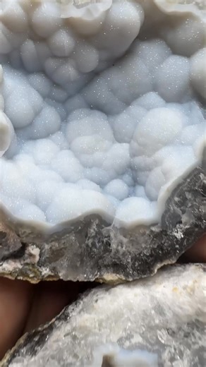 Very beautiful crystal geode box, you can use it as a ring box for marriage proposal or store your precious jewelry. Payment method🔗：Paypal、Alibaba、TT、Zelle. Shipping：All over the world 🚢🚉✈️ #CrystalHola #CrystalHolaBusiness #crystalshop #crystalwholesale #crystalspeciman #energyinmotion #Healingcrystal #crystalenergy #crystalmodel #crystalcarving #HomeDecor #Crystalgift #energyinmotion #crystalSeraphinite #crystalgift #crystalsphere | Crystal Hola