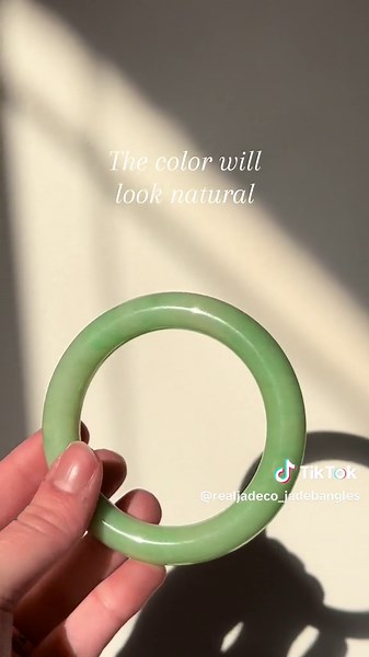 Is your bangle real or fake? Here are some quick tips on how to tell!! If you’re looking for even more information, visit our website to learn more😍 #bangle #jade #realvsfake #jadeite #carving #jadebangle #howto #education