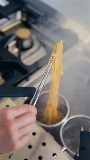 With the new V7 pasta cooker, the water is always ready to boil. Thanks to its perfectly insulated combustion chamber, the water never stops boiling — even when you add cold pasta. Designed for professional kitchens, the pasta cooker ensures safety, efficiency, and hygiene: ● piezo-mechanical ignition ● automatic safety system in case of no water ● double tap to control flame and water flow ● removable basket support, dishwasher safe The result? Precise cooking, perfect timing, and clean lines —