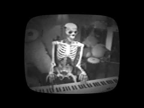 Actual💀Skeleton Plays Piano🎹 - Spooky Scary Skeletons [ORIGINAL]
