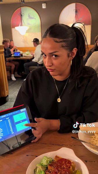 Splitting the check cause she ain’t splitting them cheeks.😒SMH #lol #aura #sistergoals #foryoupage #olivegarden