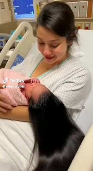 Naissance incroyable : nouveau-né aux cheveux d'adulte