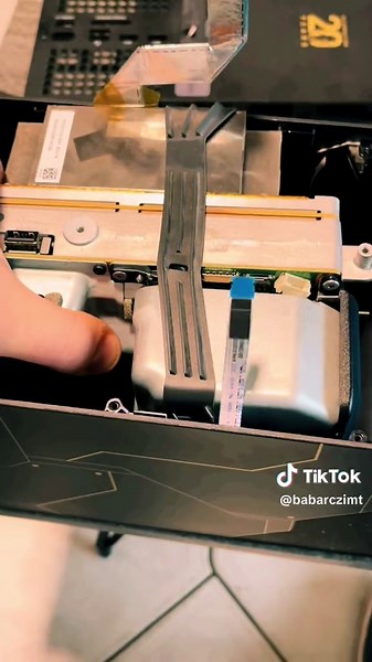 🛠️ Egy újabb kihívás a Cyberlab műhelyében! 🔧 Egy sérült Xbox Series X HDMI csatlakozót cseréltünk ki, és hogy tökéletes legyen, újrapasztáztuk és alaposan kitisztítottuk a konzolt. 🎮 Most már újra készen áll a zavartalan játékélményre! 🚀 #Cyberlab #xboxseriesxvsps5 #Javítás #HDMICsere #KonzolSzerviz #GamingLife #JátékÉlmény#Pasztázás #Tisztítás #GamingHungary #TechSzerviz