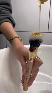 Didn't believe our Sigma Palmat® could get ANYTHING off your brushes? It can even get out honey 🍯✨ Test out our innovative Sigma Palmat® for yourself 😉 Shop now: https://bit.ly/3asqc13 | Sigma Beauty