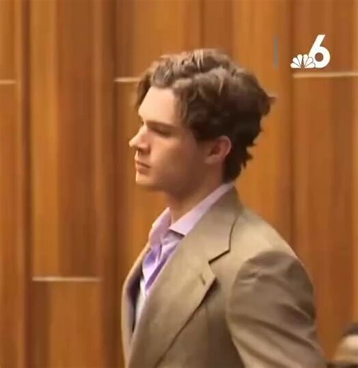 Holy shit the mogging is unreal.The judge holds extreme frame and clav looks like a pussy.