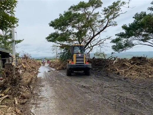 LOOK! 🚨 Our Philippine Red Cross Negros Occidental–Bacolod City Chapter payloader is now deployed to support the clearing operations in the Municipality of Moises Padilla. Through our Disaster Management Services, we continue to assist affected communities in their road clearing and recovery efforts following Typhoon #TinoPH. Together, we rise and rebuild! #AlwaysFirstAlwaysReadyAlwaysThere #PRCLifelineOfThePeople | Philippine Red Cross Negros Occidental - Bacolod City Chapter
