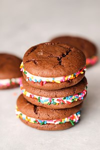 Moon Pies (Whoopie Pies) Recipe - Six Sisters' Stuff