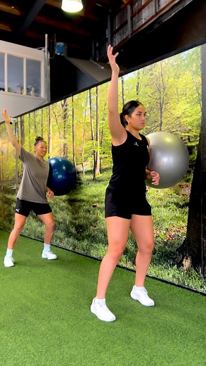HOW TO USE A SWISS BALL IN DIFFERENT PLAYING POSITIONS✍🏽 The Swiss ball has always been one of our favourite💚 tools we use in all our movement and mechanics training as it is versatile but easily accessible in gyms or homes. We especially like to use it in our netball drills for teaching various mechanics or game scenarios for our different netball athletes. Want to learn more? Register now for our upcoming Netball Clinic starting this Monday 30th June. Don’t miss out! We will be covering move