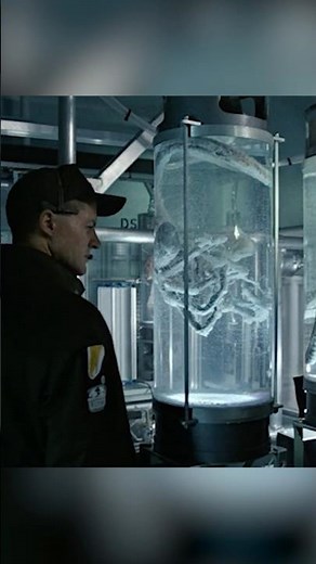 Facehugger falls in love at first sight - Aliens (1986) HD