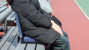 1pc Stadium Seat for Bleachers with Wide Padded Cushion(400LBS Max Load), Bleacher Chairs with High Back Support & Shoulder Strap Includes Cup Holder & Pockets for Sports Events(Grey)