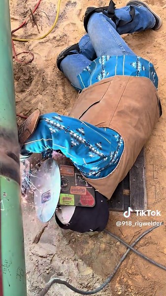 Last weld and on to the next one. I hope everyone has a Merry Christmas!@CorvoUSA #fypシ゚viral #rigwelder #pipelineshit #pipelinewelder #bluecollar