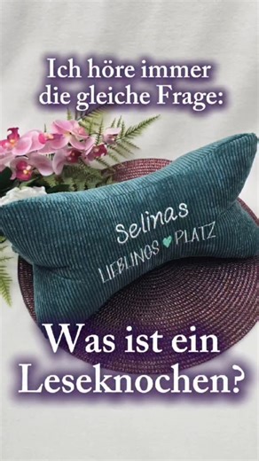 Simone | Die Schleyereule | handmade Leseknochen & Taschen on Instagram: "Ca. 9.000 Leseknochen pro Jahr und trotzdem gibt es immer noch Menschen ohne. Unvorstellbar? Finde ich auch 😌 Dabei kann ein Leseknochen einfach alles: Nackenstütze, Rückenstütze, Buchhalter und offizieller Couch-Flätz-Begleiter. Über 350 Modelle, individualisierbar mit Namen oder Spruch - wer da keinen passenden findet, der hat nicht richtig gechaut 😉 👉 Jetzt probieren wir etwas aus: Verlink die Person, die dir so eine