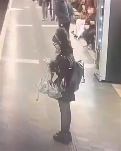 @globalshootings on Instagram: "日本利用压电瓷砖将脚步转化为电能。这些瓷砖捕捉来自你脚步的动能。当你行走时，你的重量和动作会对瓷砖产生压力。瓷砖会轻微弯曲，从而产生机械应力。瓷砖内部的压电材料将这种应力转化为电能。每一步都会产生少量电荷，而数百万步结合在一起就能产生足够的电力来驱动 LED 灯、数字显示屏和传感器。在像涩谷车站这样繁忙的地方，每天大约有 240 万个脚步为这一系统作出贡献。这些电能可以被储存或立即使用，从而减少对传统电力来源的依赖，并支持可持续的城市基础设施。这种方法将日常运动转化为实用的可再生能源 #日本 #知识 #事实 #你知道吗 #推荐 #科技 #创新 #历史 #技术 #实验 #热门"