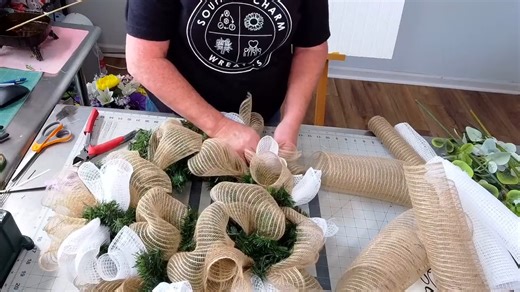 We interrupt your fall and holiday designing to bring you an Everday Year-Round Mesh Wreath design from Coach Laurie Anne! This classic design is perfect for any door, and makes a great non-seasonal gift option. What do y'all think? | Southern Charm Wreaths