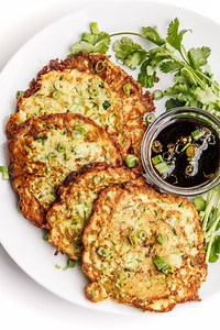 These light and flavorful zucchini scallion pancakes are served with a sweet and tangy Asian-inspired dipping sauce. The perfect summer appetizer or side dish recipe 🥒🌱 | The Lemon Bowl