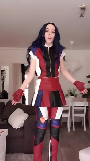 evie trying to get doug's attention 🍎 #puddinfamily #eviecosplay #evie #descendants3 #descendantscosplay #disneycosplay #descendantseviecosplay #evil