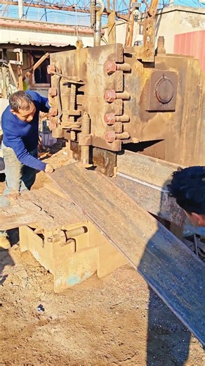 Industrial Precision: Cutting Thick Metal Plates with a Hydraulic Shear