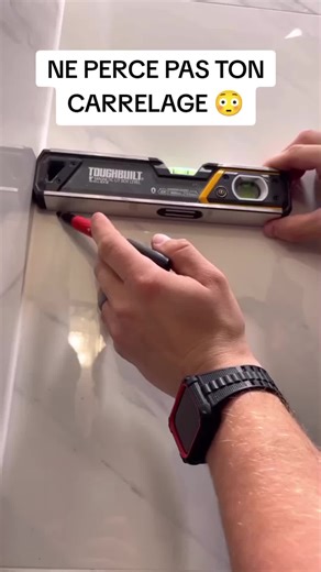 Astuce pour installer des étagères sans percer le carrelage