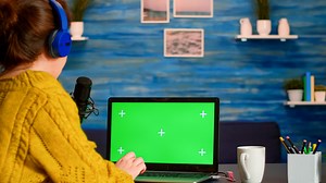 How to Use a Green Screen: A Complete Guide (in 2025)