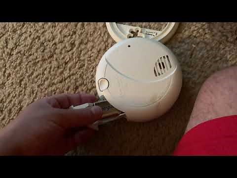 How to Changing Battery in a First Alert Smoke Detector (with Drawer)