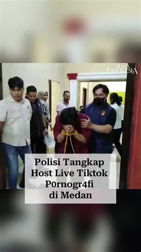 Polda Sumut Tangkap Host Live Tik Tok Terkait Pornog4afi Online Subdit PPA dan PPO Polda Sumatra Utara membongkar tersangka kasus pornog4fi daring lewat siaran langsung (live) di platform Tik Tok. Seorang pria berinisial NFR, 28, warga Deli Serdang, ditangkap karena bertindak sebagai host atau pembawa acara konten asusila tersebut. Dari hasil pemeriksaan, modus operandi tersangka NFR adalah membuka ruang pembayaran admin bagi penonton, lalu memberikan tantangan (challenge) kepada sejumlah peremp