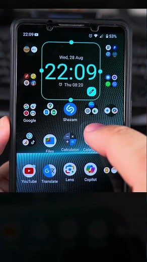 How to Make the Home Screen Clock Bigger on Android 1