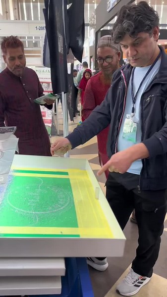 Discover the Automatic Rhinestones Shaking Machine