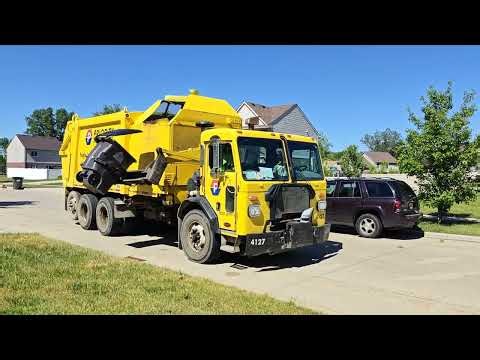 Priority Waste: Pete 520 Heil Python