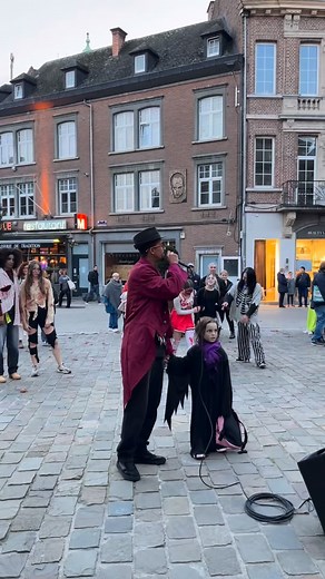 LE FESTIVAL DE L’HORREUR ENVAHIT LES RUES DE NAMUR POUR LA PARADE DES ZOMBIES. 🧟‍♀️ En collaboration avec le chorégraphe Nino Patuano et la Funky Feet Academy, les morts-vivants ont dansé un flashmob terrifiant sur des rythmes endiablés, et le public présent en a profité pour y participer. 🕺🏽✨ | Théâtre de Namur