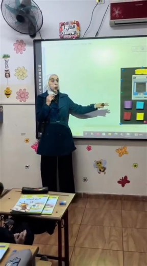 *أنا الطالبة المعلمة رؤى عمر يوسف الدرابيع /سنة ثانية طالبة في تخصص معلم صف من كلية العلوم التربوية والاداب /الانوروا (جامعة)* قمتُ بتقديم حصة نموذجية لطلاب الصف الثاني " أ " في مادة الرياضيات في مدرسة الذاكرين الحديثة وكانت تجربة مميزة ومليئة بالتفاعل الإيجابي... سادت الحصة أجواء تعليمية ممتعة حيث كان الطلاب متحمسين ، ومشاركين بشكل رائع وتميّزت أجواء الصف بالهدوء والتنظيم والتعاون كما كانت أجواء المدرسة داعمة ومشجعة مما ساهم في نجاح الحصة وتحقيق أهدافها التعليمية... وأتقدّم بجزيل الشكر لإدارة م