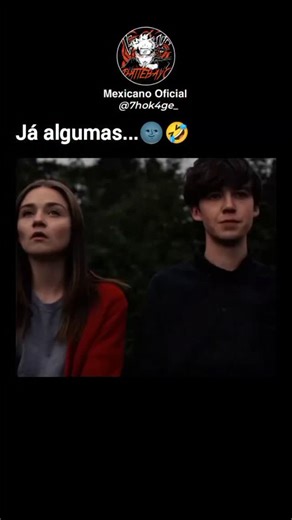 Mexicano • Oficial on Instagram: "日本利用压电瓷砖将脚步转化为电能。这些瓷砖捕捉来自你脚步的动能。当你行走时，你的重量和动作会对瓷砖产生压力。瓷砖会轻微弯曲，从而产生机械应力。瓷砖内部的压电材料将这种应力转化为电能。每一步都会产生少量电荷，而数百万步结合在一起就能产生足够的电力来驱动LED灯、数字显示屏和传感器。在像涩谷车站这样繁忙的地方，每天大约有240万个脚步为这一系统作出贡献。这些电能可以被储存或立即使用，从而减少对传统电力来源的依赖，并支持可持续的城市基础设施。这种方法将日常运动转化为实用的可再生能源。 #日本 #知识 #事实 #你知道吗 #推荐 科技 创新 历史 技术 实验 热门"