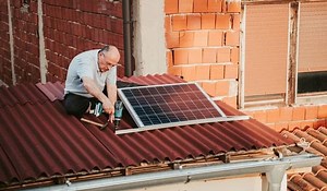 How to Mount Solar Panels on Roof: 8 Easy Steps
