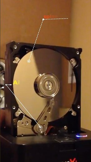 SSD vs Hard Drive - Which one is Better 🤔