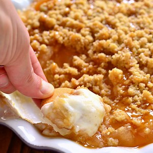 This BAKED CARAMEL APPLE DIP is perfectly ooey & gooey & so delicious!!! Print the Recipe: https://www.lemontreedwelling.com/2016/09/baked-caramel-apple-cheesecake-dip.html | Easy Good Ideas