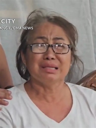 ‘NAPAKABAIT NG APO KO’ Labis ang paghihinagpis ng lola ng isa sa mga nasawi sa pamamaril sa Tacloban City habang nananawagan siya ng hustisya para sa kanyang apong si Lawrence Fabian. Mariin din niyang itinanggi ang mga alegasyong nambubully umano ang kaniyang apo, at iginiit na mabait ito at wala itong naging problema sa paaralan. Naniniwala rin ang lola na hindi simpleng kaso ng bullying ang nangyari. Ayon sa kaniya, sanay umano sa paggamit ng baril ang dalawang menor de edad na sangkot sa ins
