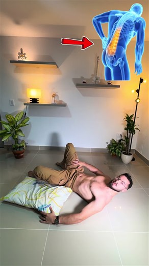 Liberar los flexores de cadera, especialmente el psoas ilíaco y el recto femoral, es clave para tratar muchos dolores lumbares. Cuando estos músculos permanecen retraídos e hipertónicos, aumentan la anteversión pélvica y generan una tracción constante sobre las vértebras lumbares, creando un efecto de cizallamiento que sobrecarga discos, facetas articulares y musculatura lumbar profunda. Recuperar su movilidad reduce tensión mecánica y mejora la estabilidad de toda la pelvis y la columna lumbar.
