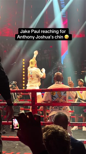 We seeing that in the fight? 😅🥊 In open workout, Jake Paul started throwing punches whilst jumping ahead of his fight against Anthony Joshua. @NetflixUK #jakejoshua #jakepaul #anthonyjoshua #boxing #heavyweight