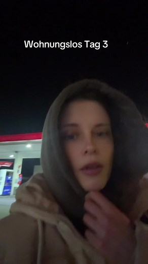 Heute fast nur geschlafen, kein Advent gefeiert. Aber ein Freund schicke mir etwas Geld. Morgen muss ich mich offiziell abmelden bei der Stadt #taylive #obdachlos #wohnungssuche #advent #tankstelle